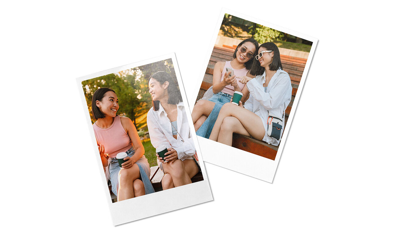 Dos mujeres sentadas en el parque conversando. Una sostiene una taza de café.
