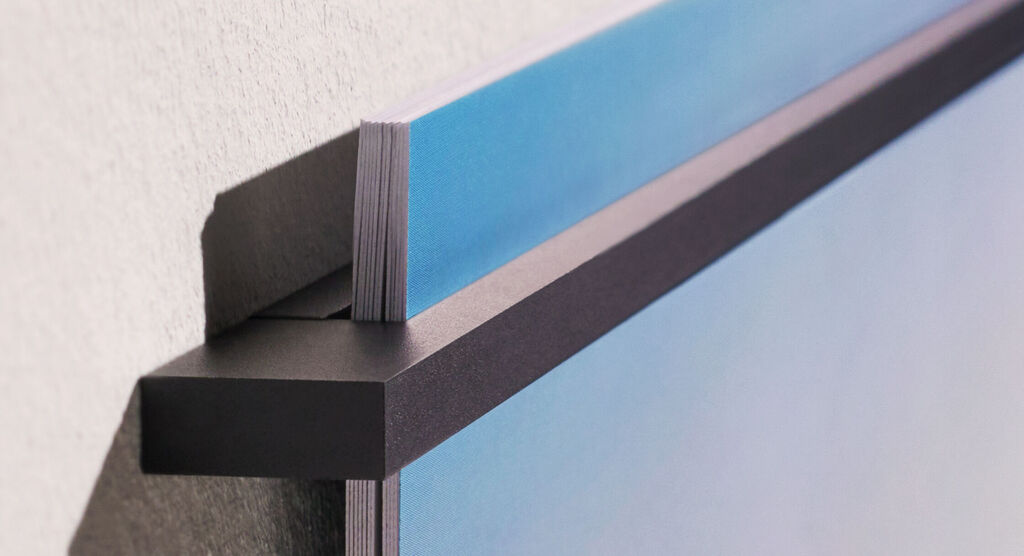 Primer plano de una imagen mural con soporte resistente en la pared