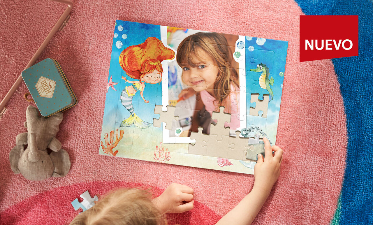Un niño juega con un rompecabezas personalizado. La imagen muestra un colorido mundo submarino.