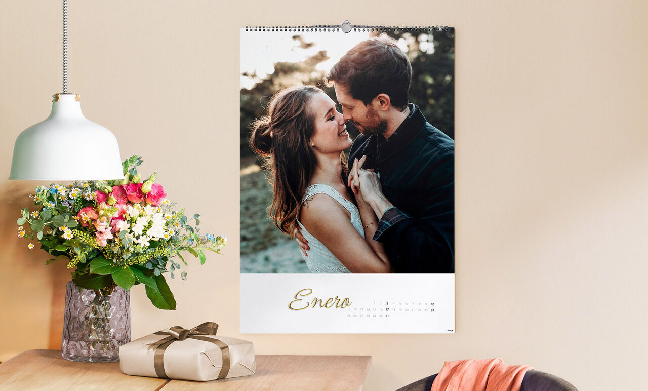 Una pareja amorosa en un abrazo antes de un calendario mensual