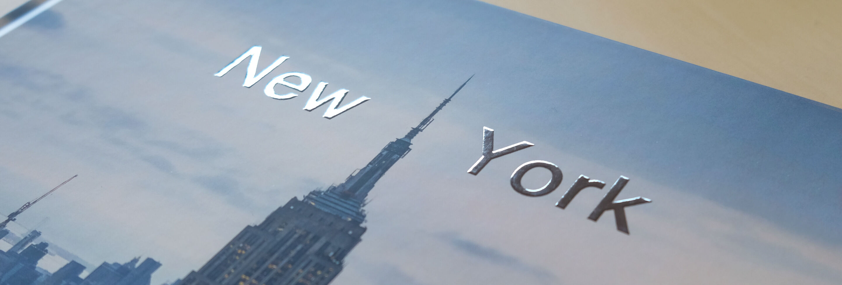 Primer plano de un álbum de fotos titulado "Nueva York".