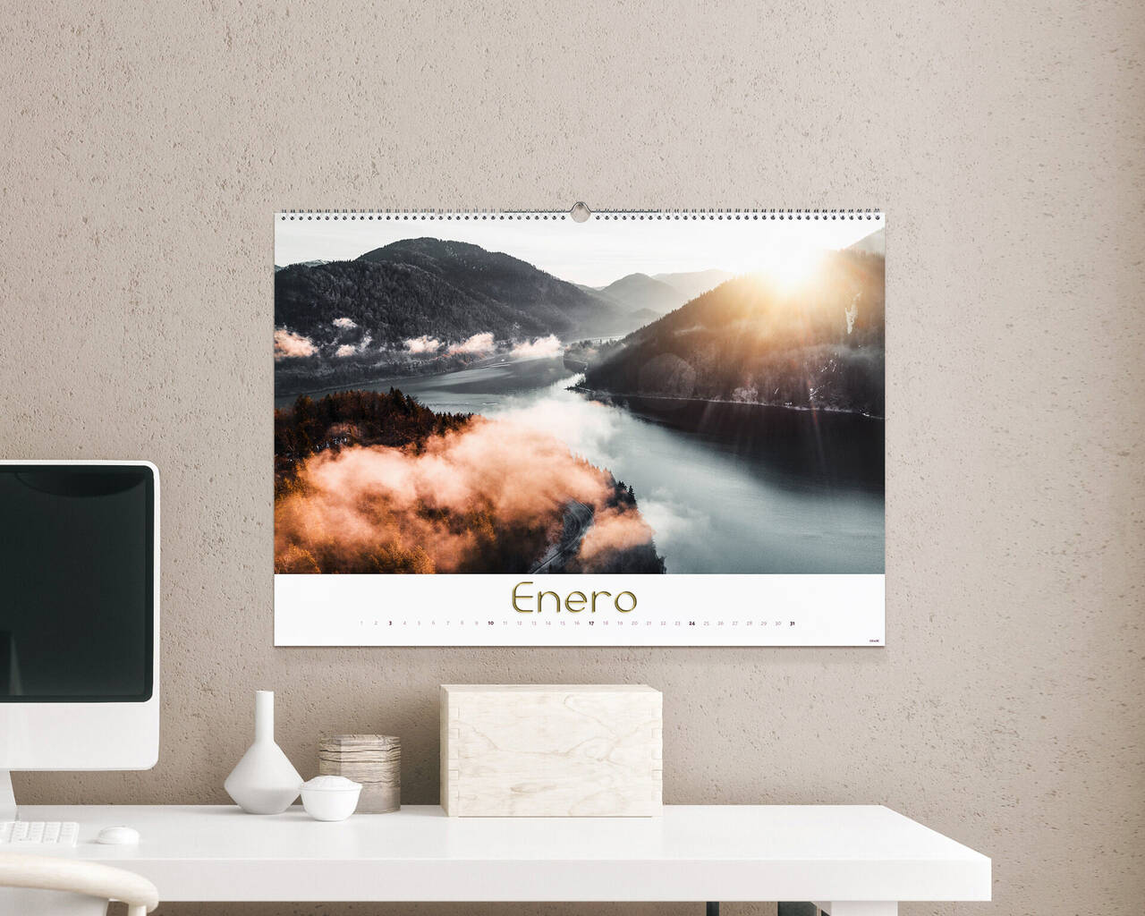 Un calendario de pared elegante con un paisaje artístico de montañas y un lago neblinoso.