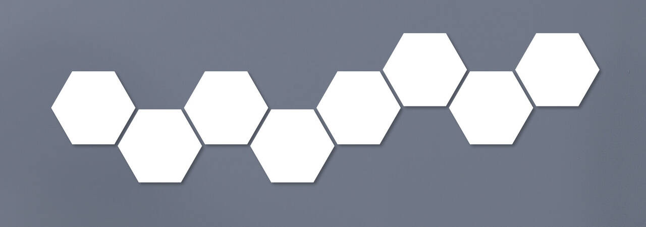 Seis formas hexagonales de colores en fila sobre fondo gris