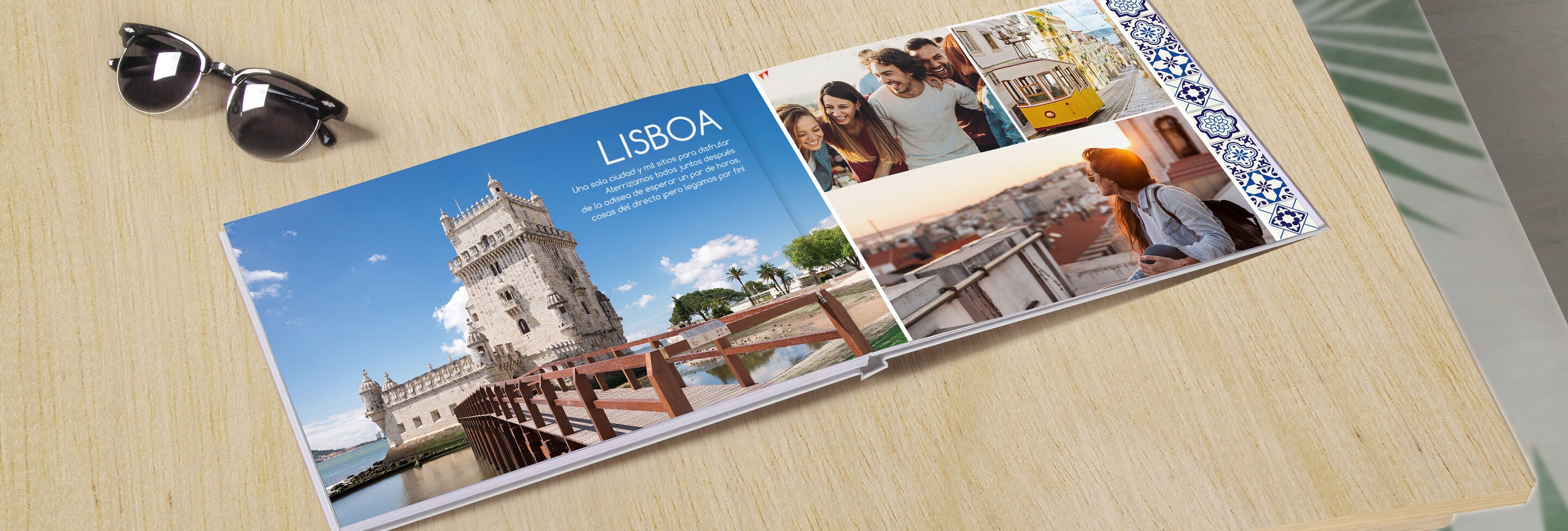 Un álbum CEWE abierto en una mesa. Muestra una imagen del Torre de Belém en Lisboa y fotos de amigos viajando.