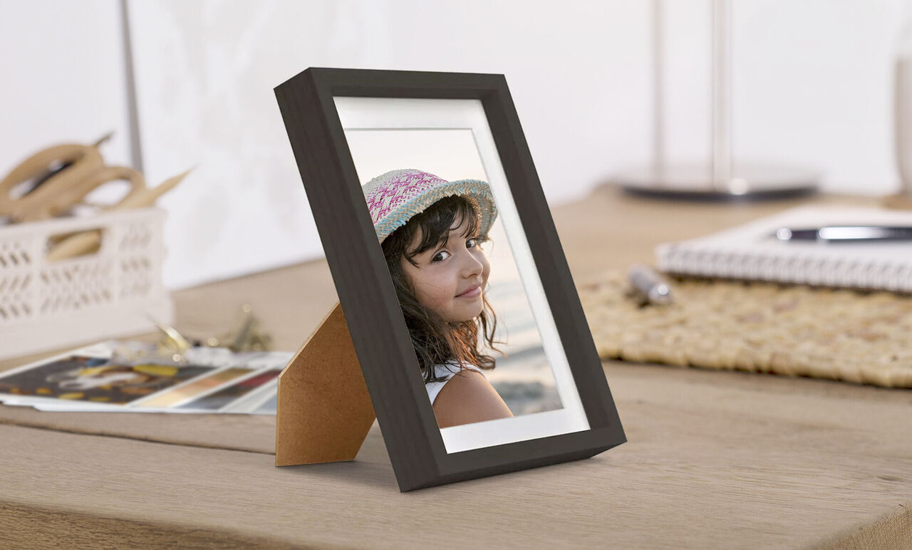 marco fotográfico con revelado 10x15cm de una niña.