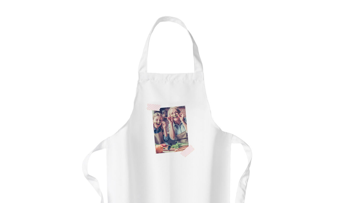 Un creativo y personal diseño de delantal con una instantánea de una situación feliz de cocina familiar.
