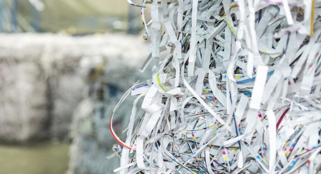 Primer plano de papel colorido triturado, usado en un proceso de reciclaje