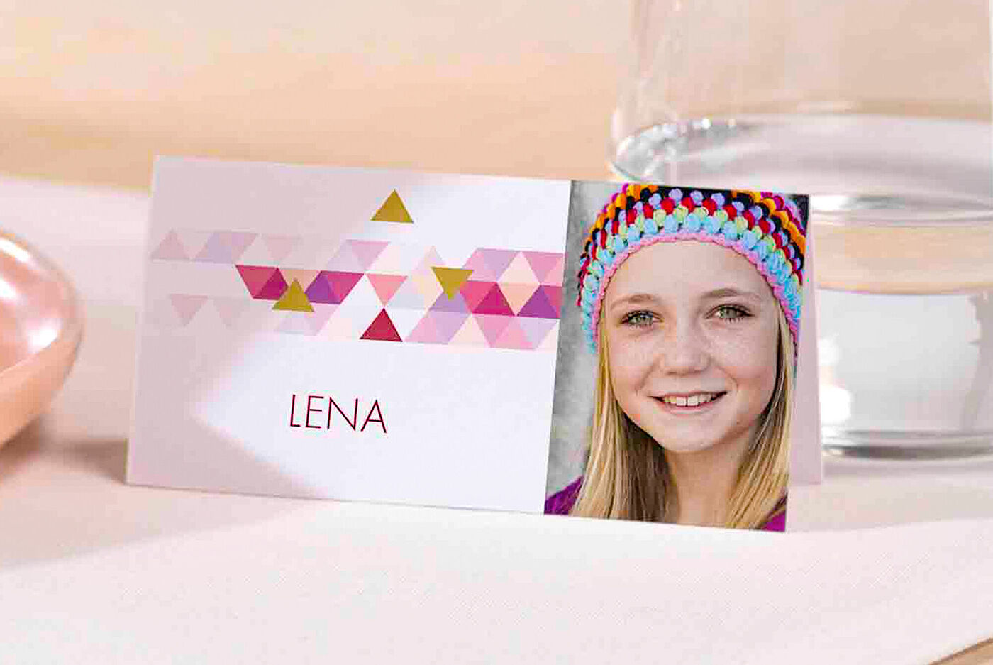Tarjeta de visita con diseño geométrico colorido y el nombre Lena