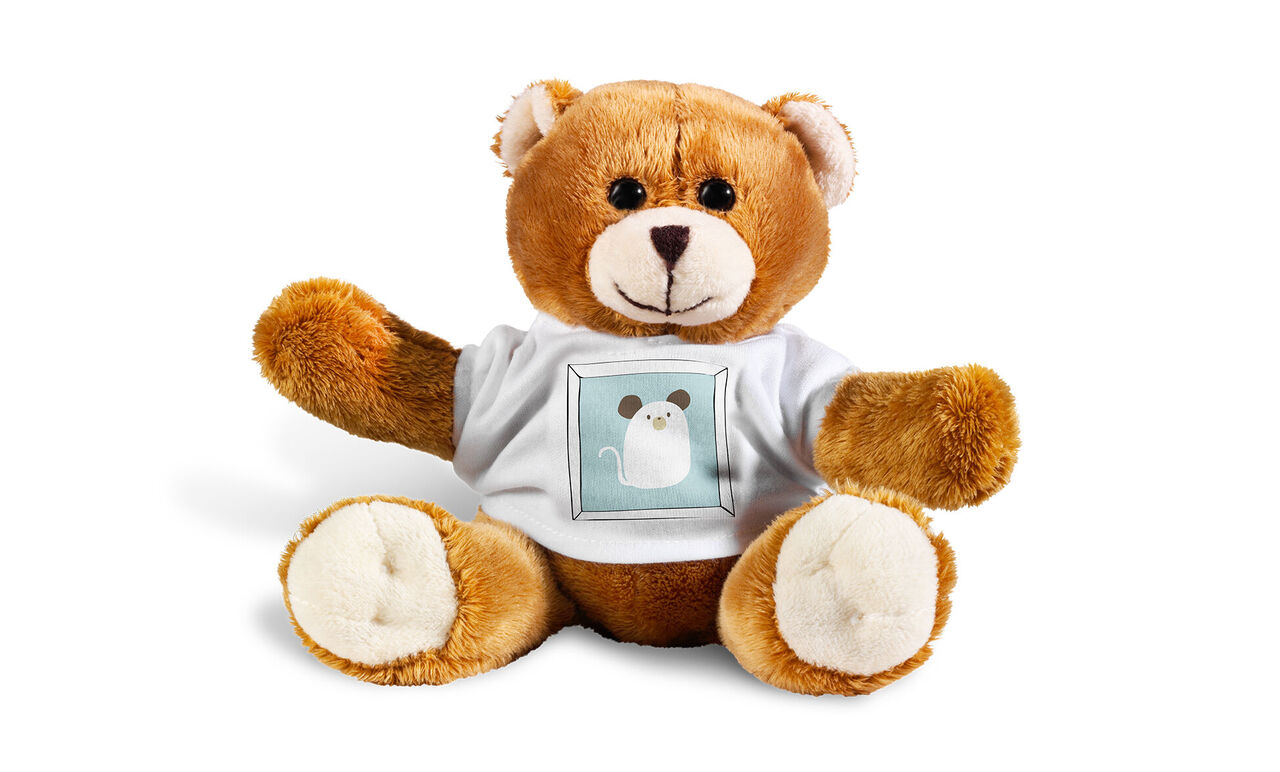 Tierno oso de peluche marrón con camiseta blanca y una imagen de un ratón.