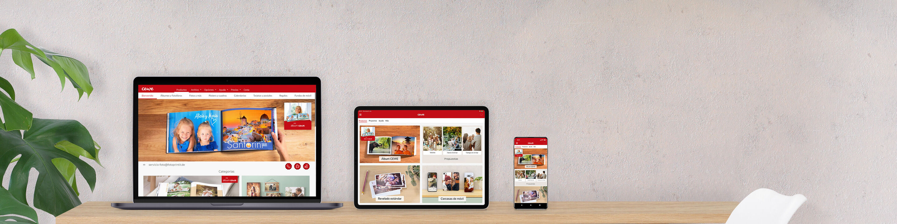 Tres dispositivos que muestran el sitio web de CEWE: portátil, tablet y smartphone sobre una mesa.
