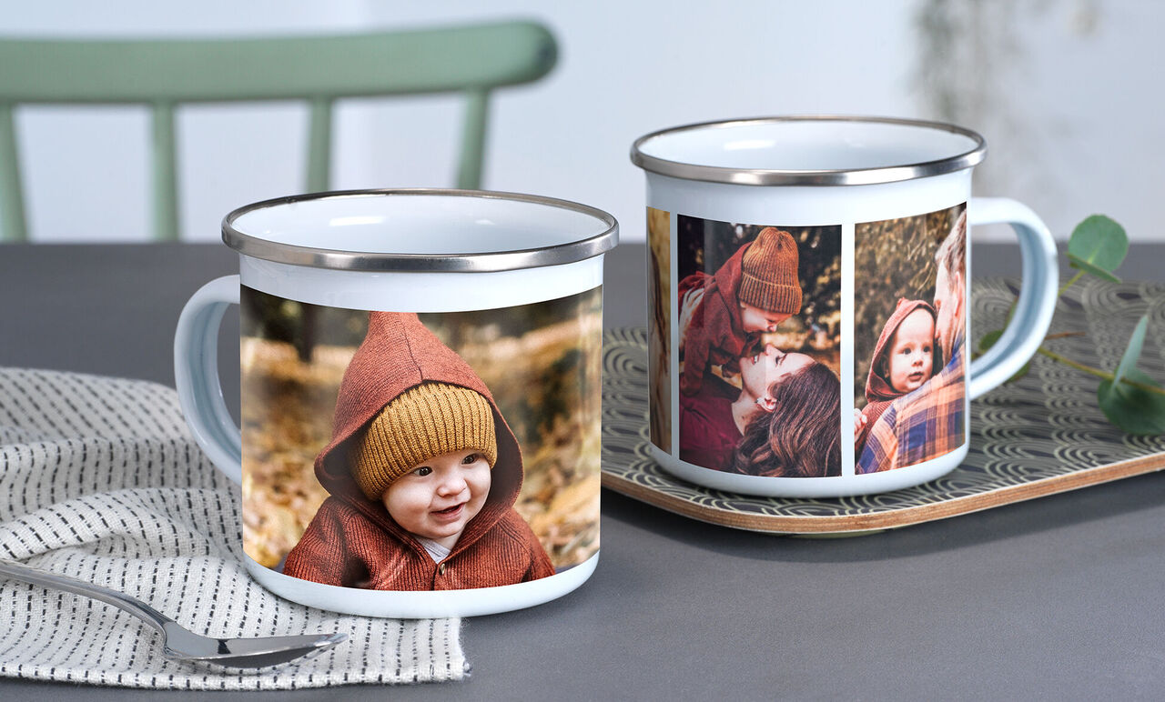 Dos tazas creativas con fotos personalizadas sobre una mesa.