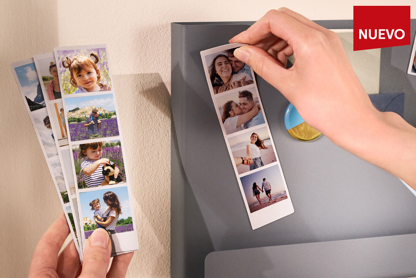 Manos sosteniendo una tira de fotos con imágenes colgadas en una pared.