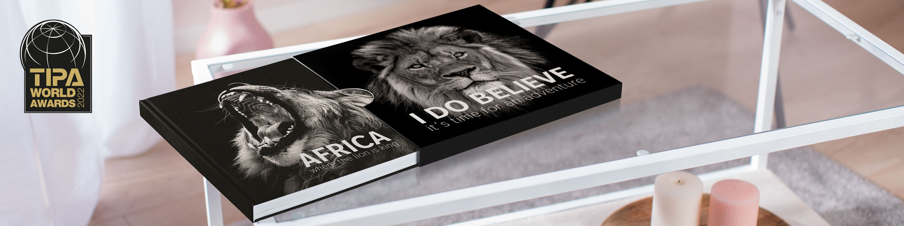 Un álbum de fotos de calidad en una mesa, titulado "África" con un majestuoso león en la portada.