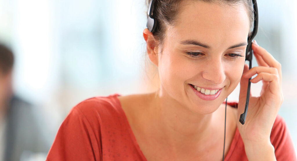 Mujer con aurICulares hablando por teléfono, atmósfera agradable