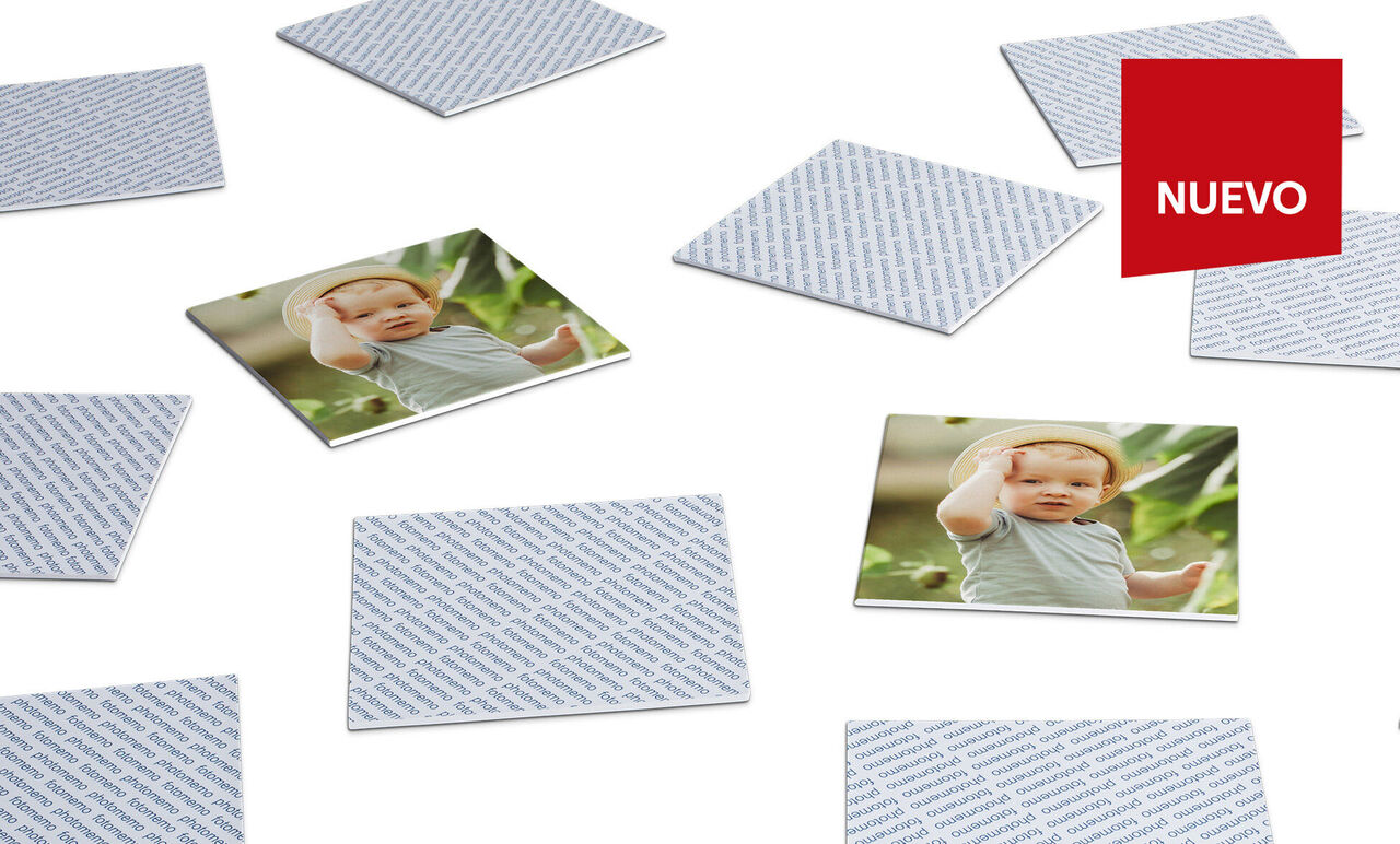 Maravillosas tarjetas fotográficas de diseño único sobre una superficie blanca.