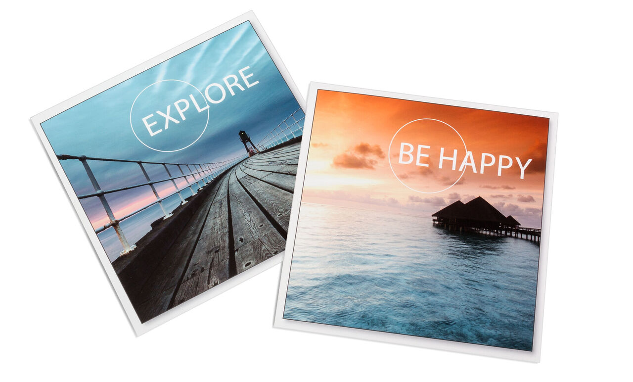 Dos imágenes con frases inspiradoras. Una muestra un puente sobre el mar, la otra una idyll junto al agua con las palabras "EXPLORA" y "SE FELIZ".