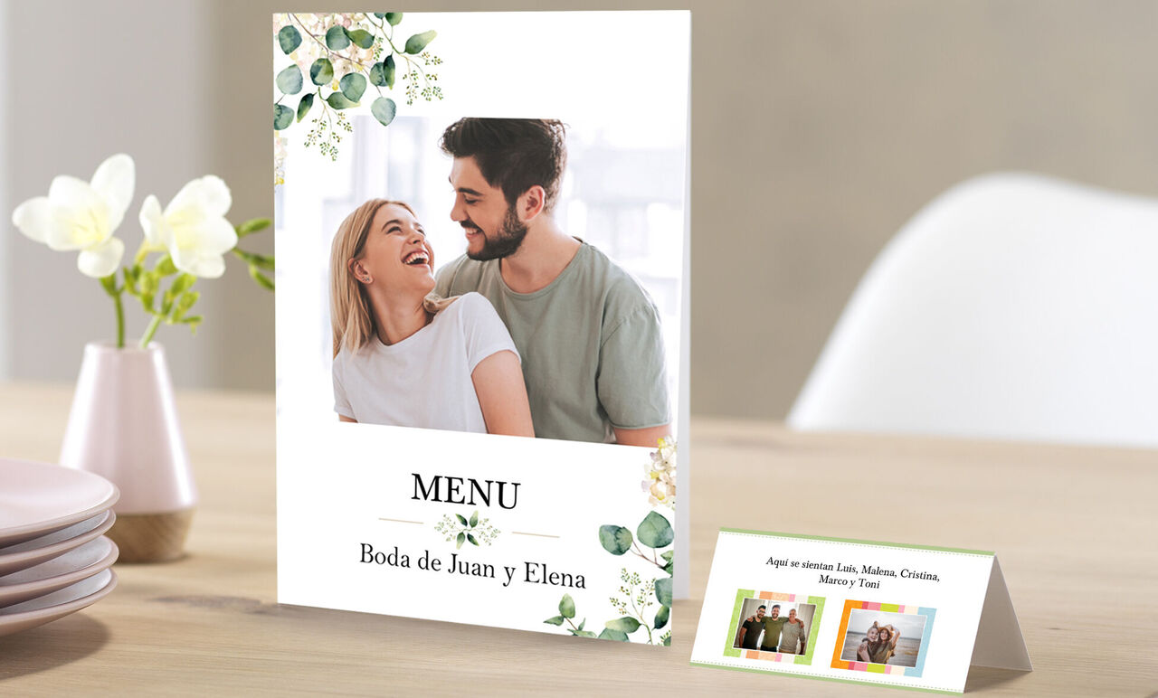 Elegante menú de boda con elementos florales y espacio para fotos personales.