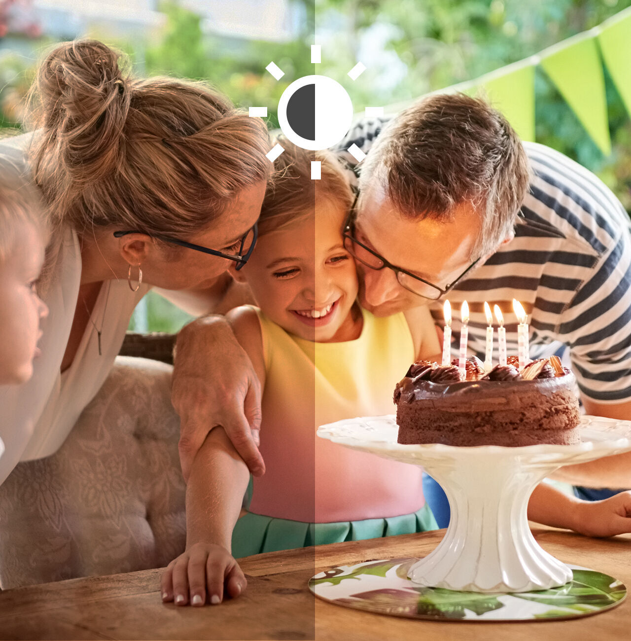 Una familia alegre celebra un cumpleaños con un pastel y velas