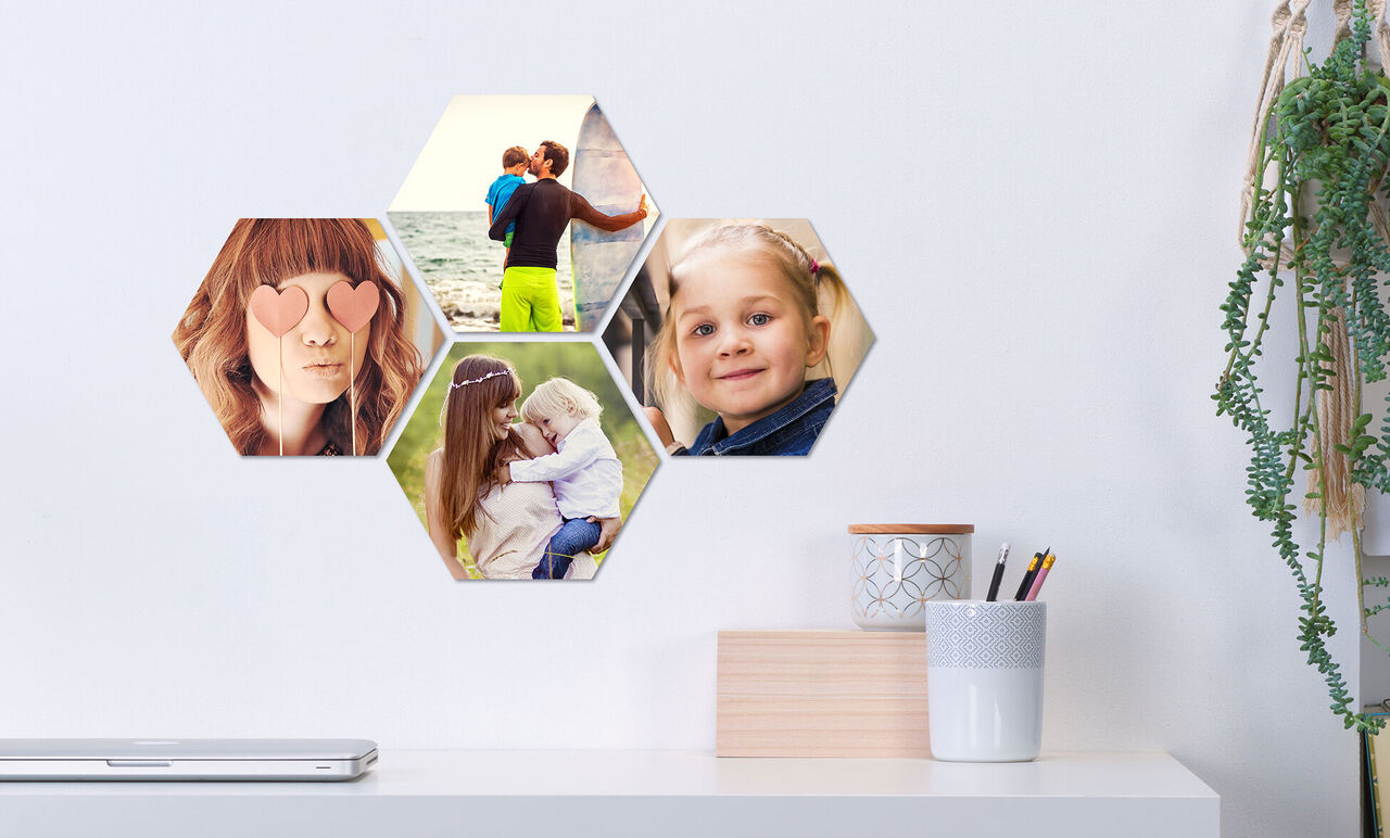 Collage fotográfico hexagonal con imágenes familiares en una pared