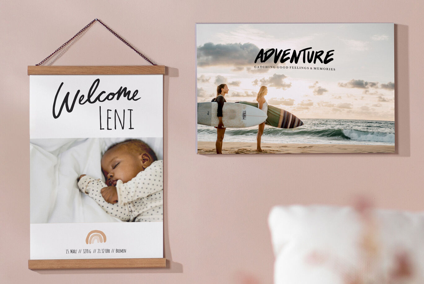 Cuadro con la palabra 'Aventura' y una escena de surf, junto a un cartel con un bebé dormido y el texto 'Bienvenida Leni'.