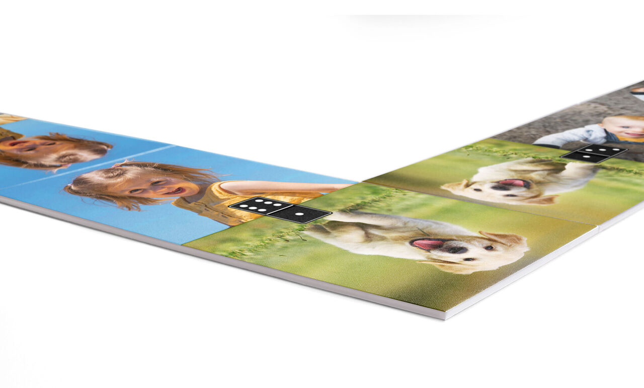 Álbum de fotos con imágenes de niños felices y un labrador, mostrando momentos alegres al aire libre.