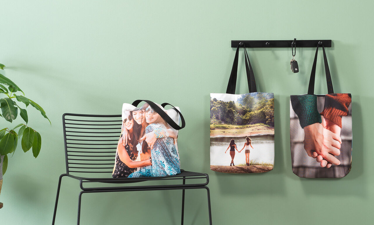Tres bolsas creativas con fotos personales en una estantería, mostrando dos amigas y una pareja