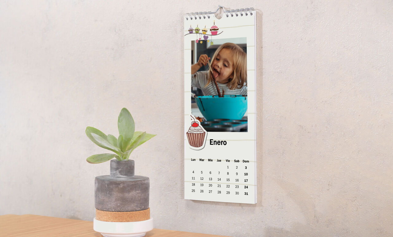 Un calendario de pared con una imagen cariñosa en azul. El mes de enero es visible.