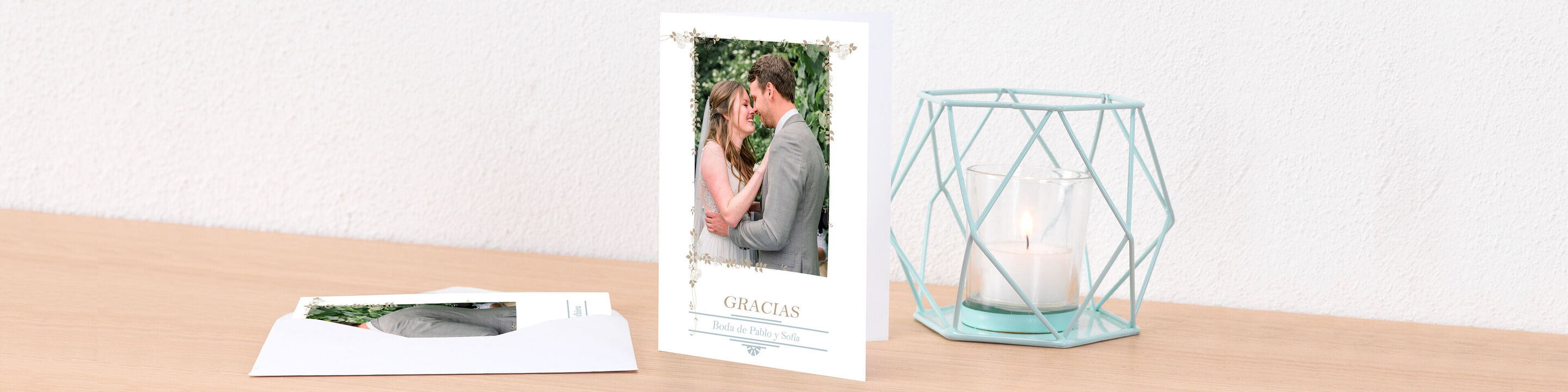 Dos personas se besan amorosamente sobre una tarjeta de felicitación