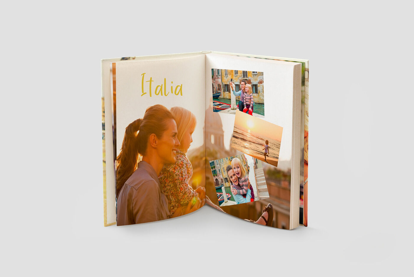 Un álbum de fotos abierto con recuerdos de Italia. Muestra un abrazo cariñoso y momentos felices al aire libre.