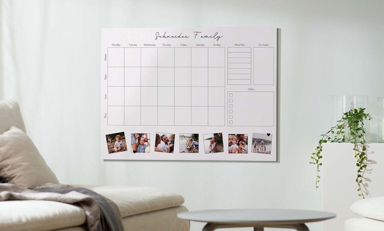 Un calendario con fotos y espacio para citas en la pared.