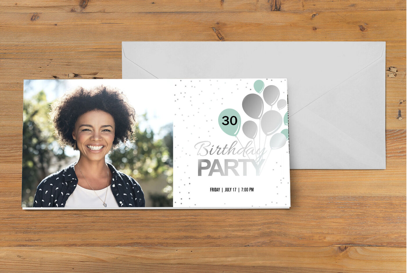 Diseño de invitación para fiesta de cumpleaños con foto y elementos festivos