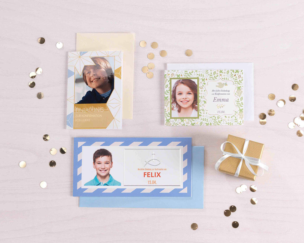 Tres tarjetas de saludo cuidadosamente diseñadas con diferentes diseños, rodeadas de pequeñas decoraciones y un regalo.