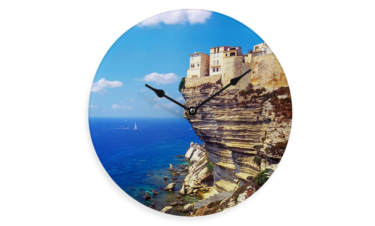 Estiloso reloj de pared con vista a las montañas y mar azul, hora clara.