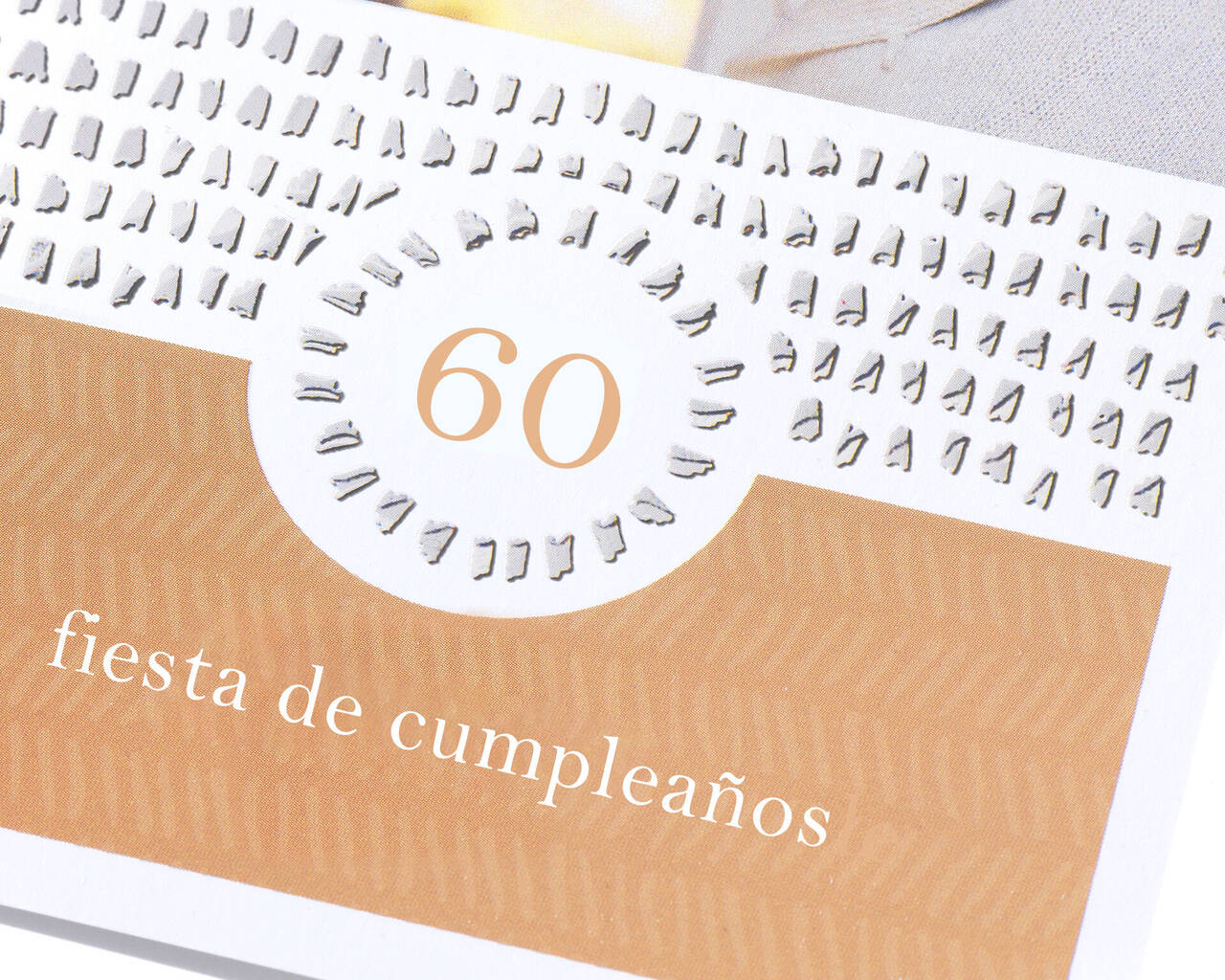 Motivo elegante para tarjeta de cumpleaños 60, mostrando botas festivas alrededor del 60.