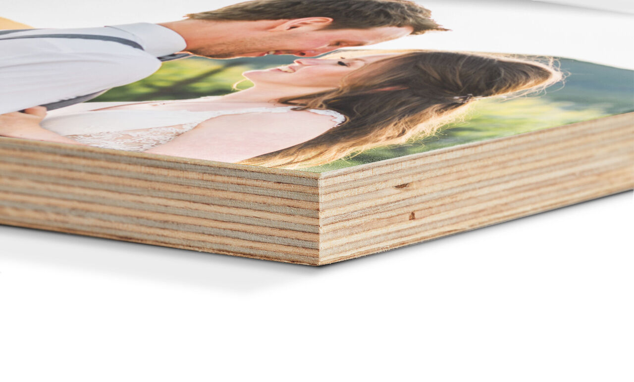 Primer plano de un álbum CEWE con una pareja romántica en la portada.