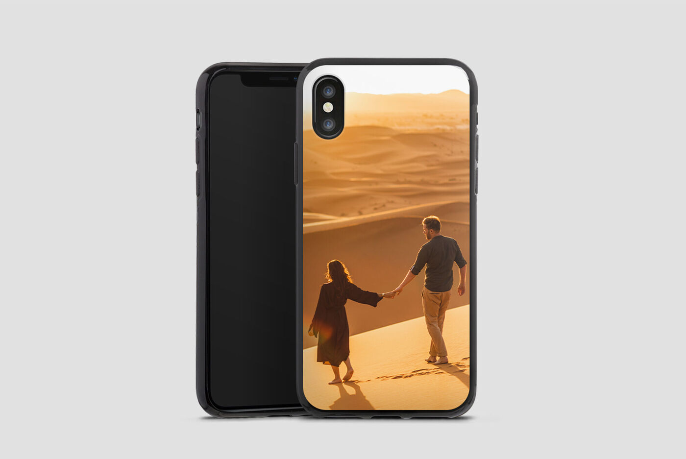 Pareja de la mano al atardecer en el desierto