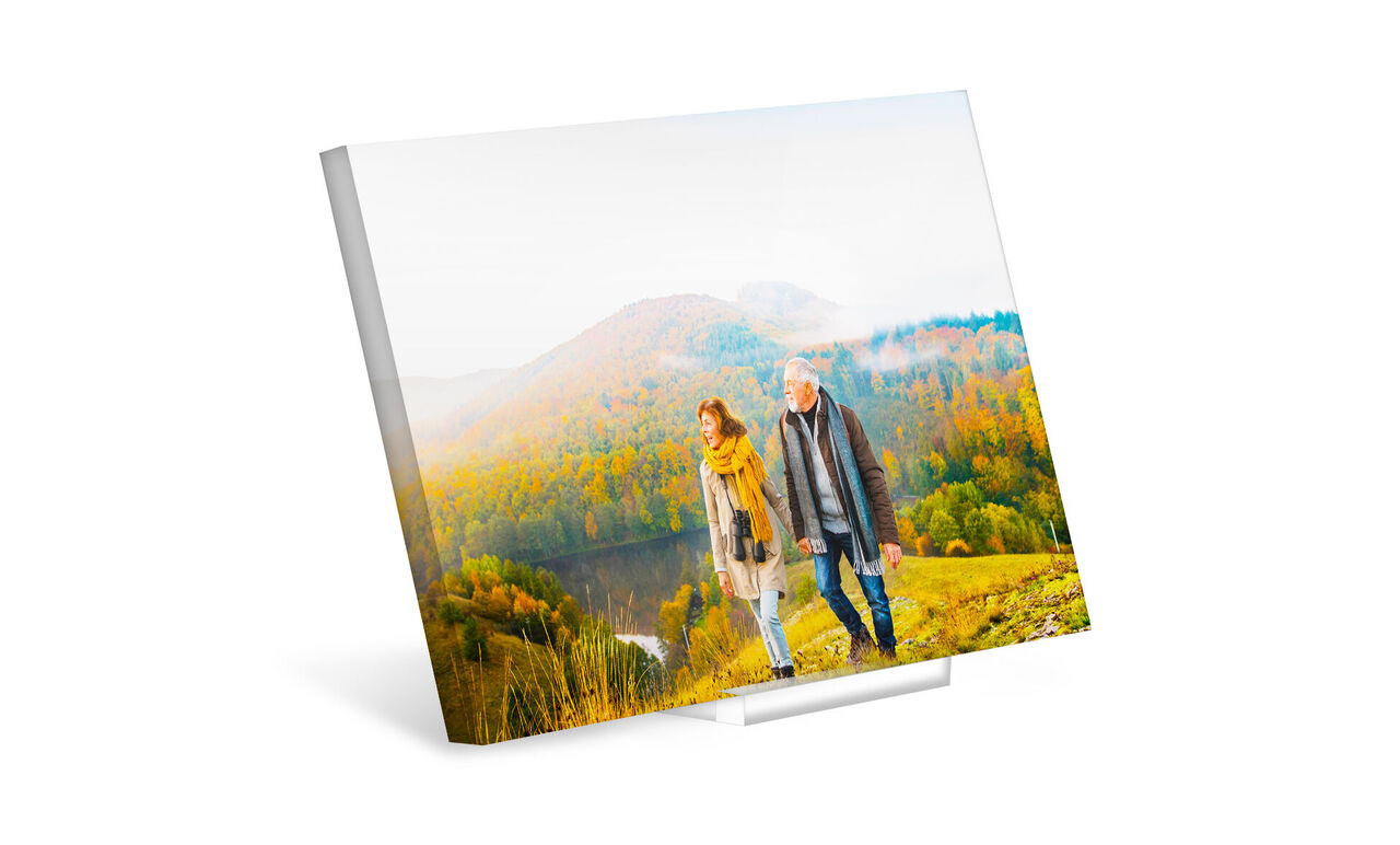 Una pareja feliz pasea por un colorido paisaje otoñal.