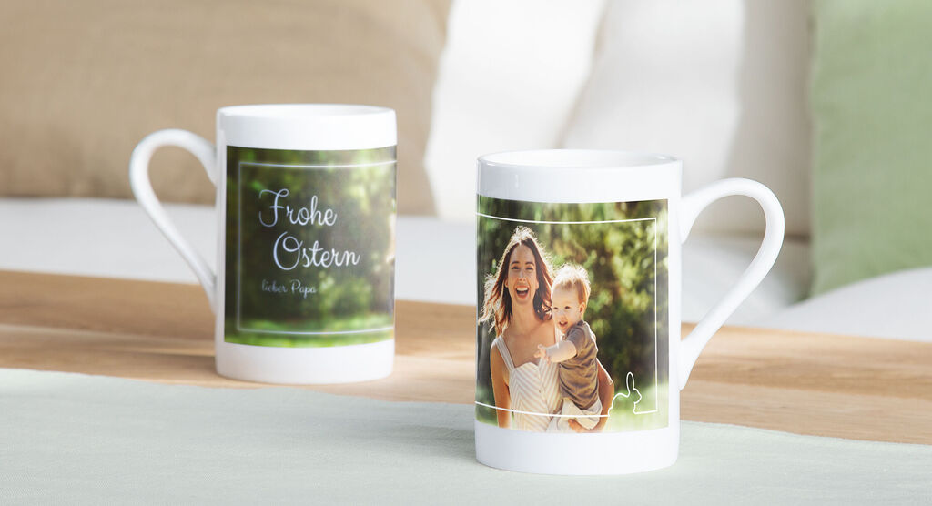 Dos tazas originales con diseño familiar de una madre y una hija sobre una mesa.