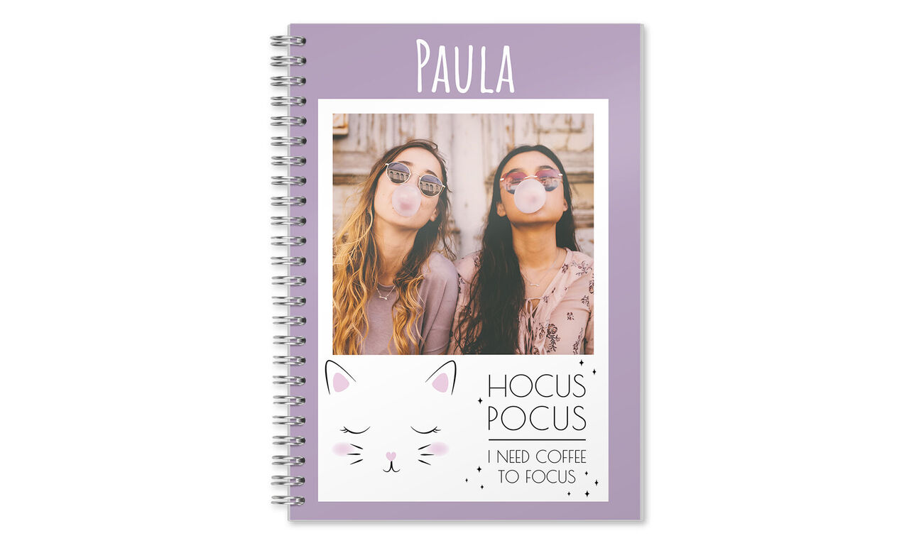 Un cuaderno creativo en púrpura con el nombre Paula y un dulce motivo de gato.