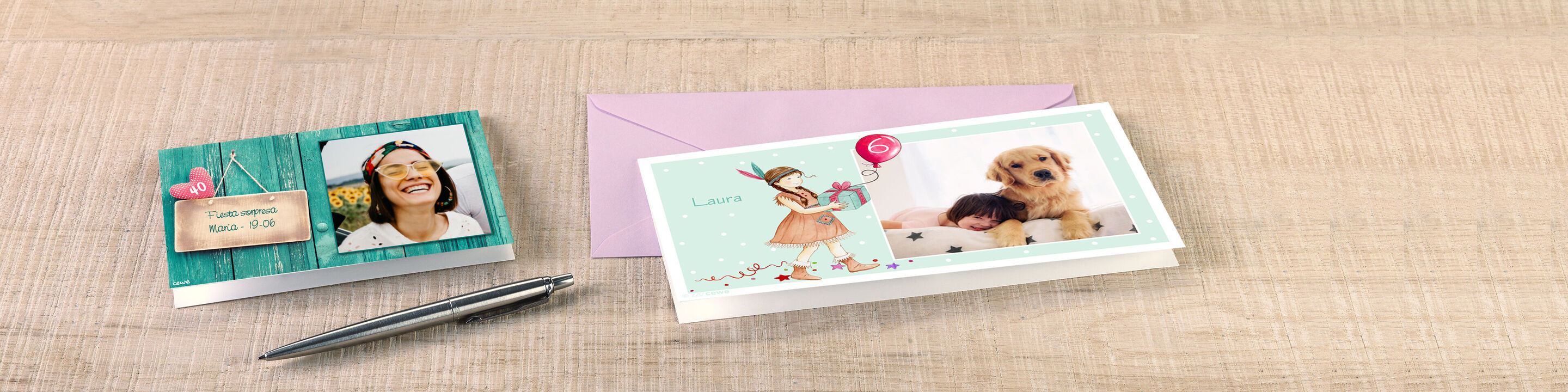 Dos tarjetas de felicitación sobre una mesa de madera. Izquierda con texto alegre y foto, derecha con foto de un perro tierno.