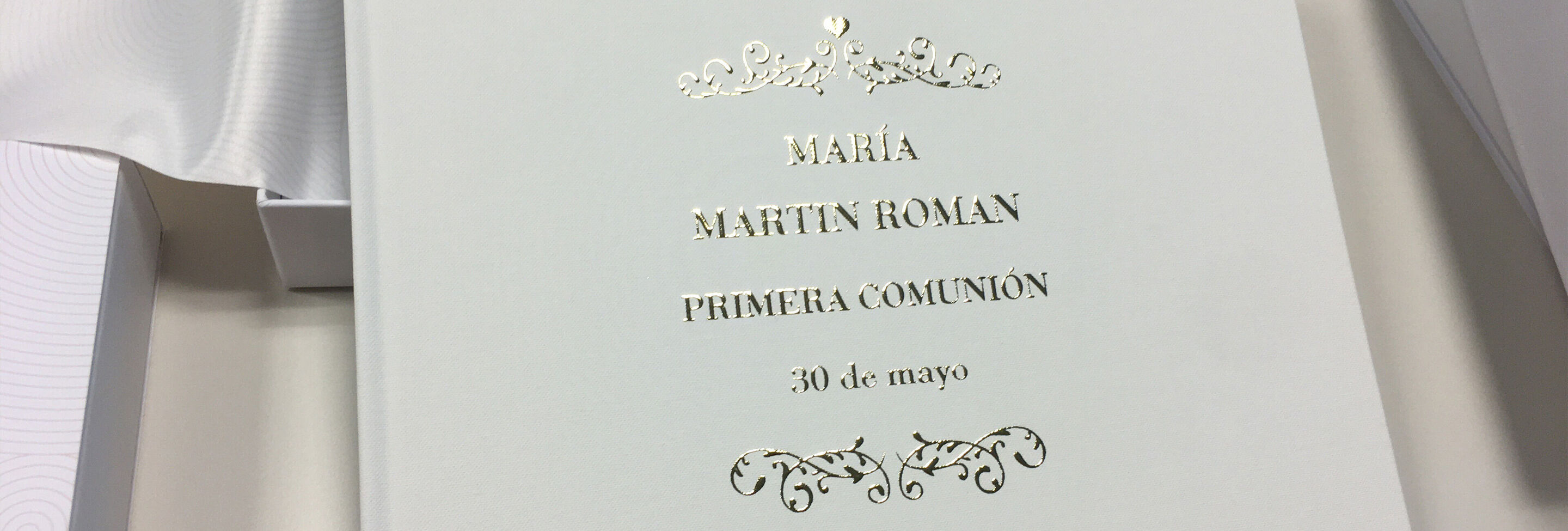 Diseño festivo de invitaciones para la primera comunión con elegante relieve.