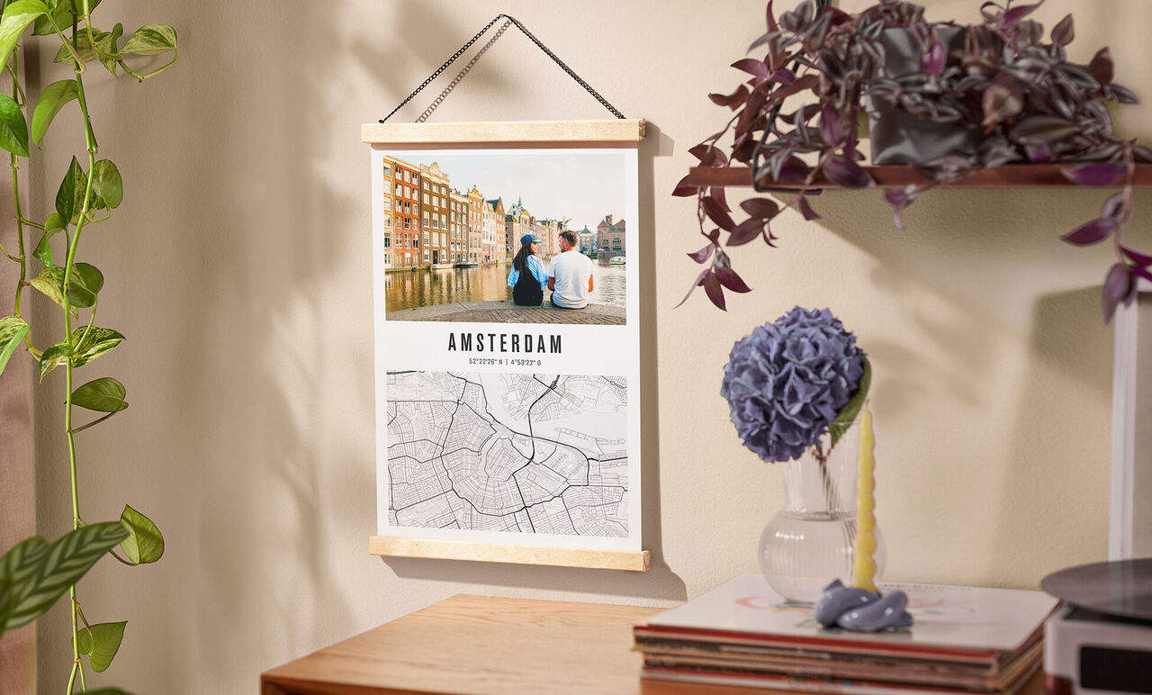 Poster decorativo personalizado con foto decorando una pared.