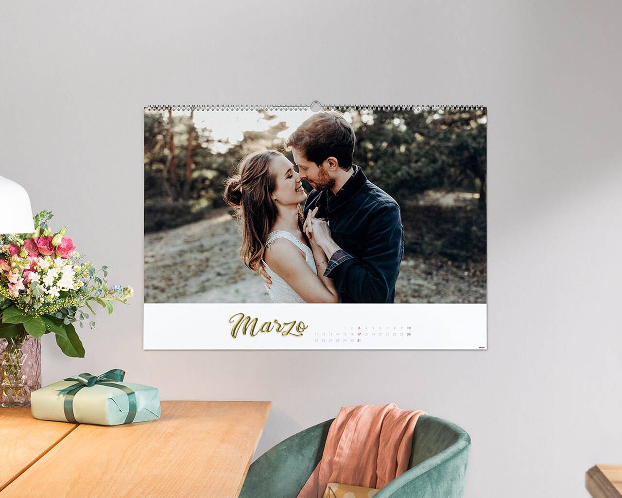 Una pareja amorosa se besa al aire libre, rodeada de naturaleza. Un calendario individual muestra marzo.