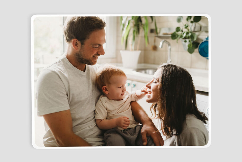 Mante personalizado con una foto de una familia que pasa el tiempo en la cocina con su hijo.