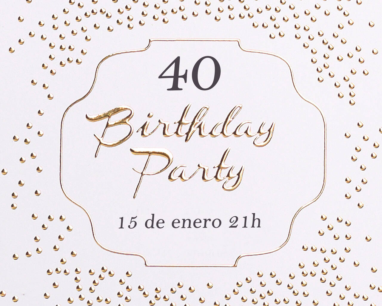 Un diseño elegante de invitación para una fiesta de 40 años en oro sobre blanco.