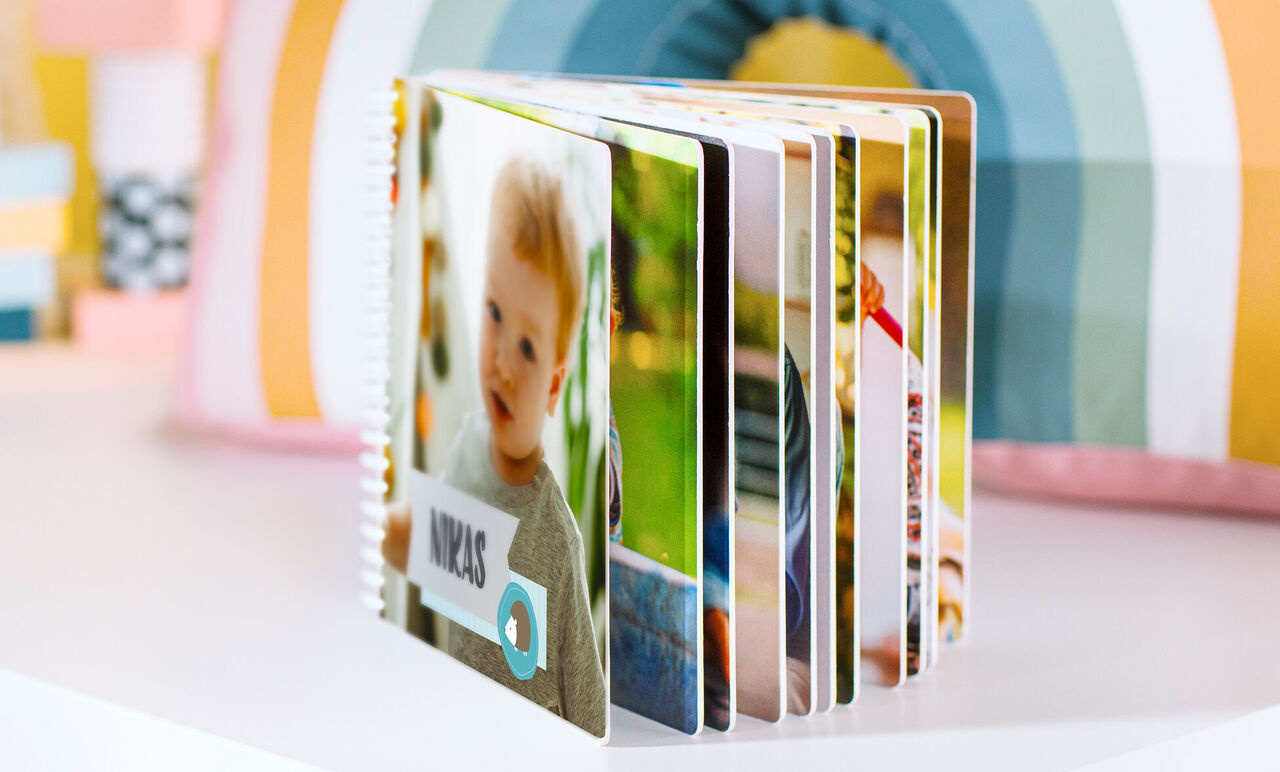 álbum de fotos para bebés con colores alegres y un niño llamado Nikas.