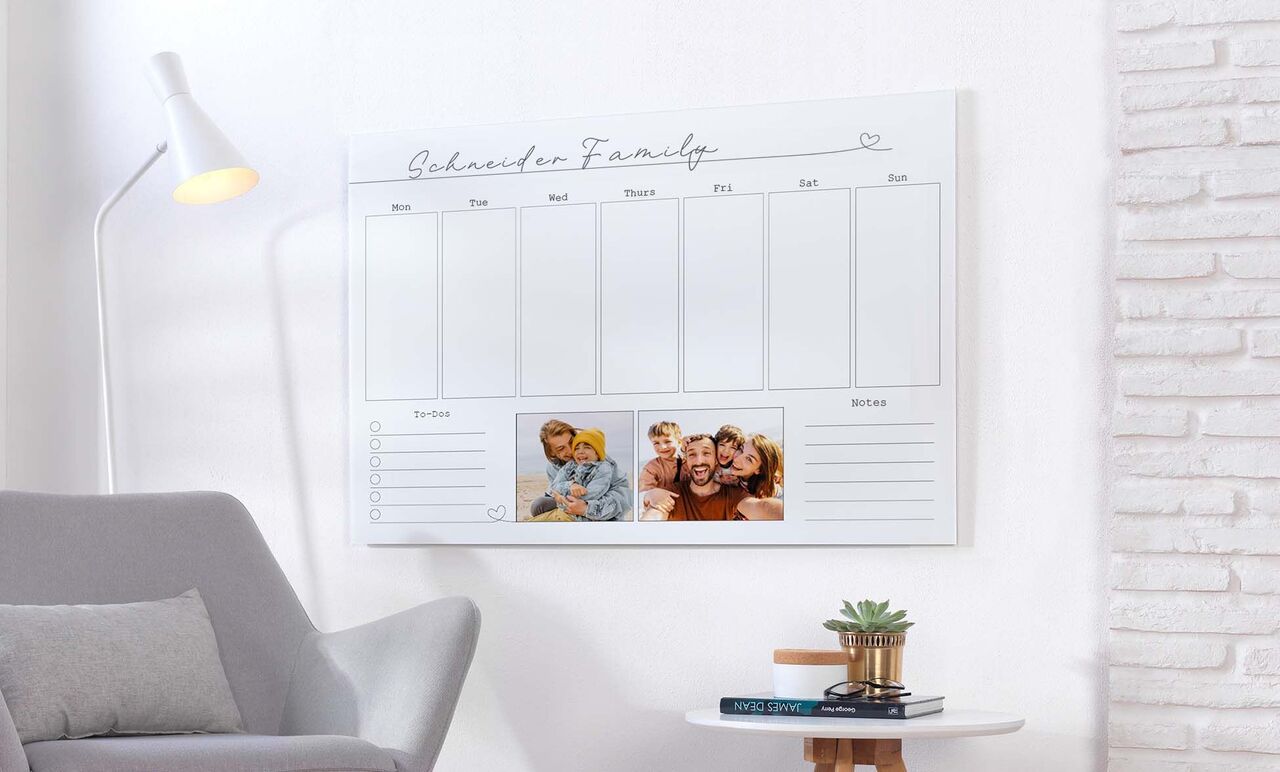 Un creativo calendario fotográfico familiar que captura recuerdos únicos, mostrando a padres con sus hijos comiendo juntos.