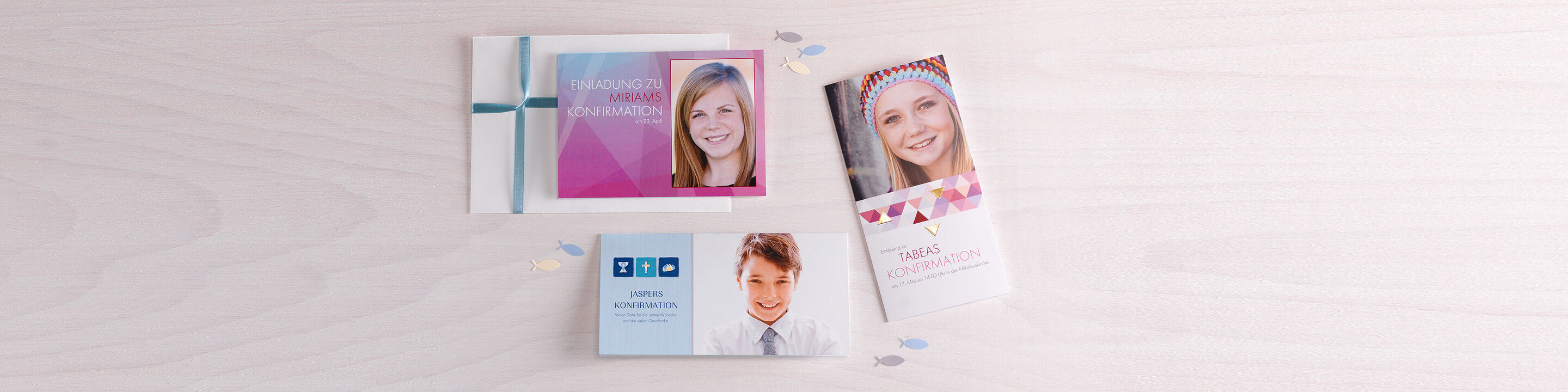 Varias tarjetas de felicitación CEWE en una mesa.