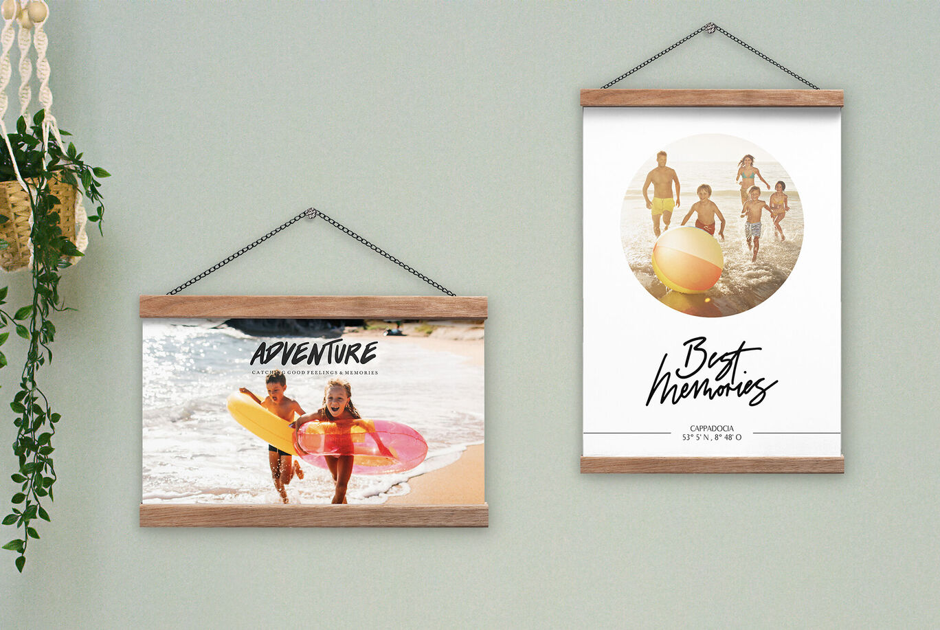 Dos pósters enmarcados en una pared con fotografías de vacaciones y textos inspiradores.