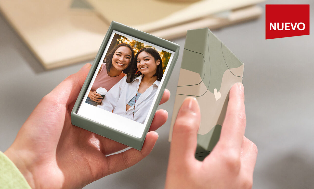 Dos personas sostienen una caja con una foto.